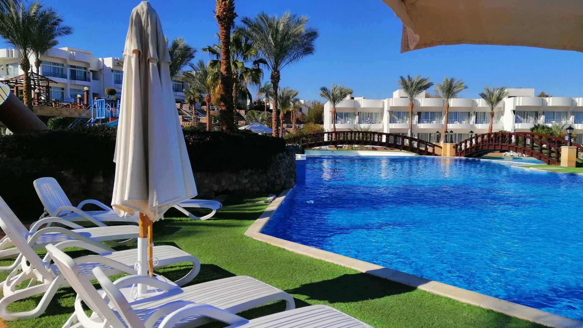 Отзывы туристов свидетельствуют о том, что отель Queen Sharm Resort Beach имеет минимальный набор удобств и с натяжкой претендует на 4* Мебель и посуда в отеле износилась, в номерах прибираются нерегулярно, стойка регистрации находится далеко, есть платны