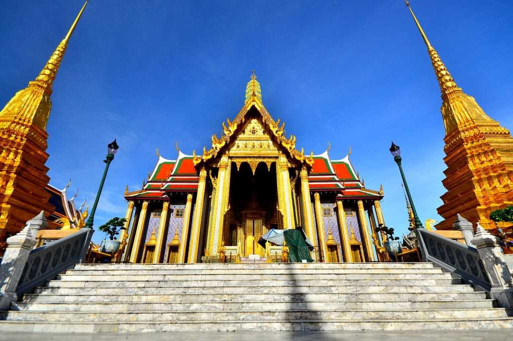 Королевский дворец в бангкоке grand palace и храм изумрудного будды