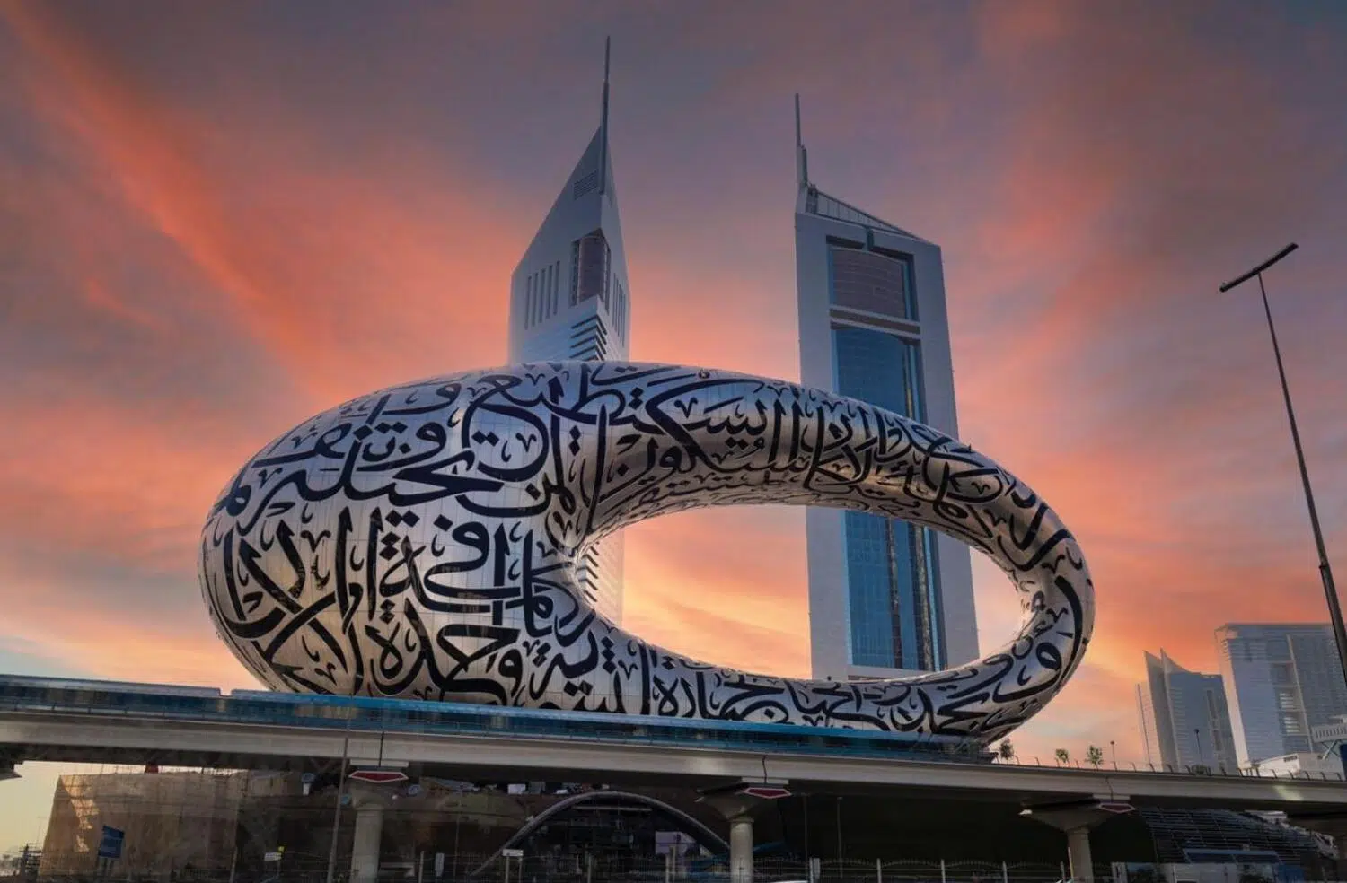 Музей Будущего в Дубае Museum of the Future Цена билета в 2023 году Где находится на карте и как до него добраться Что посмотреть внутри музея Передовые технологии в сфере экологии и освоения космоса Футуристический транспорт и роботы Архитектура музея в