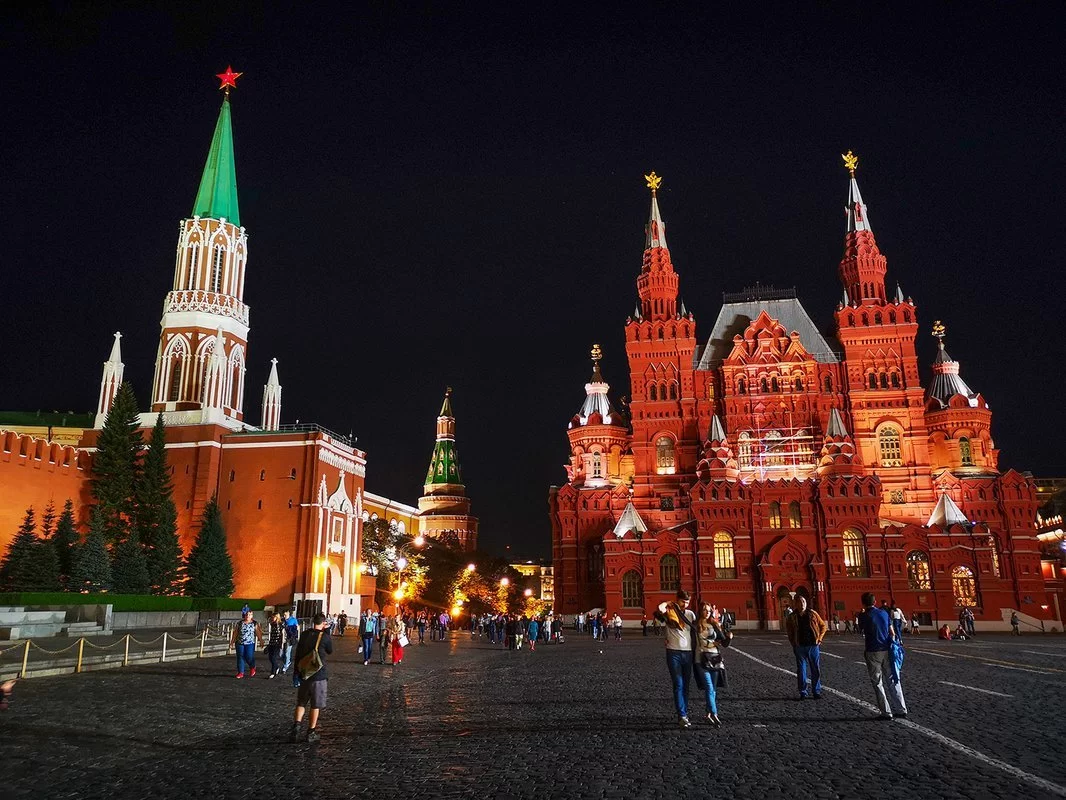 Экскурсии в Кремле и по Красной площади — обязательная составляющая визита в столицу России Они познавательные, динамичные, интеллектуально обогащают О лучших туристических прогулках в центре Москвы в 2023 году пойдет речь в нашем материале