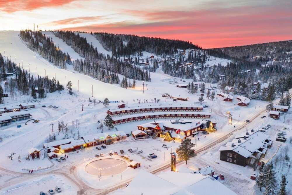 Шведские горнолыжные курорты — это множество профессиональных трасс и подъемников, скоростные склоны, большой перепад высот Это также чистейший воздух, красота и величие природы, лосось в ресторанах, катание на оленьих и собачьих упряжках, сафари на снего